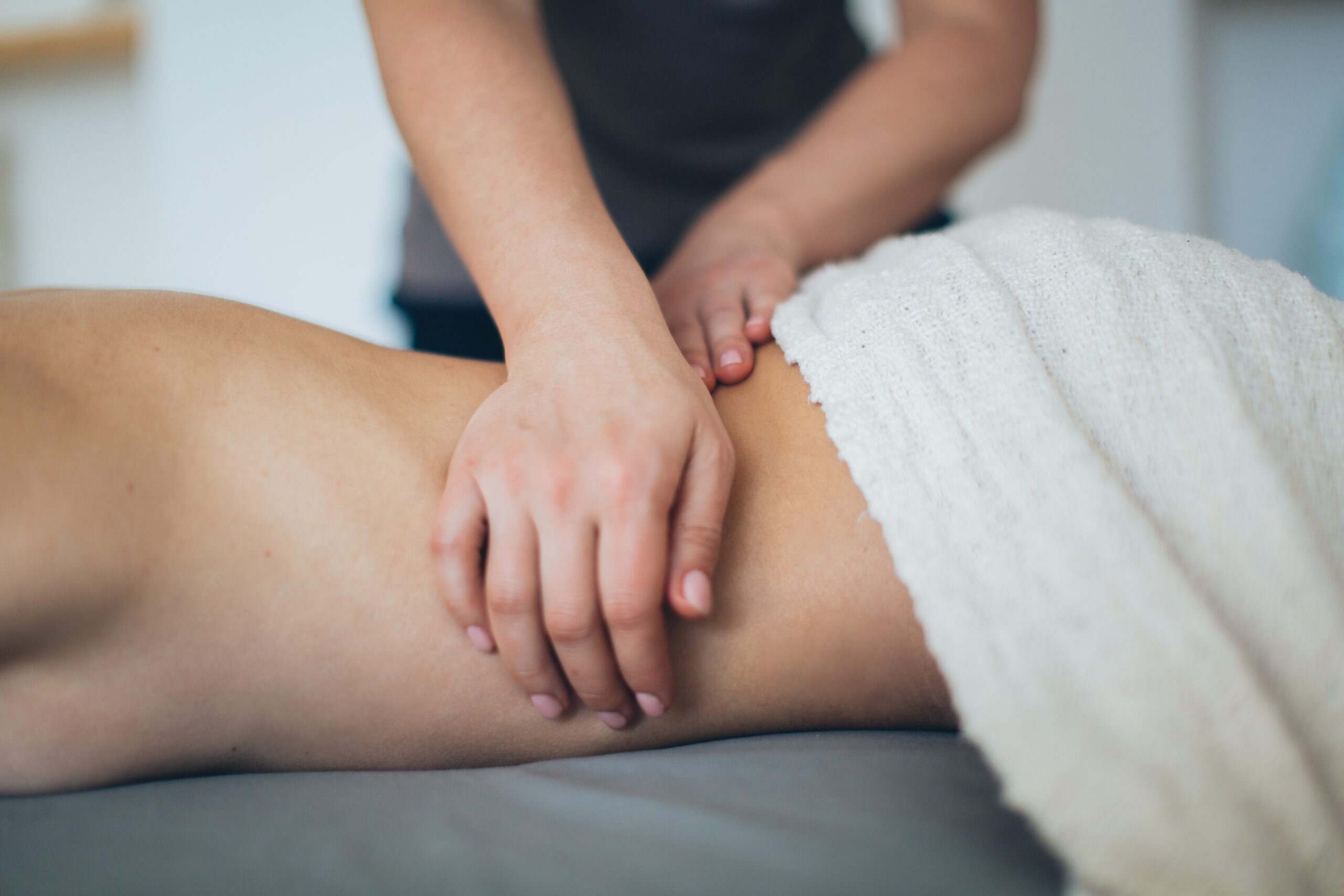 massage zwangerschapsmassage lomilomi massage bamboemassage massagespecialist massagetherapeut bamboemassage sportmassage in soest